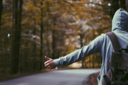 ヒッチハイキングはオワコン？「スマホでいつでも呼べるしw」「怖すぎてもうできない…」海外の反応