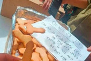 【悲報】イスラエル軍さん、とんでもない形のクッキーを差し入れされてしまう