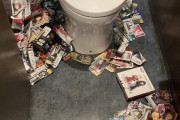 カードゲーマーさん、不要なカードをパチ屋のトイレに大量遺棄してしまう…