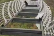 【恐怖】中国名物「ガラスの吊り橋」崩壊、観光客が100mの高さに取り残されるｗｗｗｗｗ