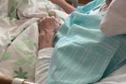 【衝撃】100歳以上の高齢者、9万9000人超に    過去最多