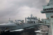 ノルウェー海軍の韓国製補給艦「モード」、イギリス海軍の空母に洋上補給を実施！