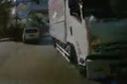 【動画】 ア○○ル引っ越しセンターさん、芸術的な運転で車の隙間を通り抜ける・・ トラック暴走事故を捉えた衝撃ドラレコ動画が話題に