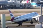 BA旅客機が着陸時に強風に煽られあわや横転、滑走路に後部をこする…英ヒースロー空港！