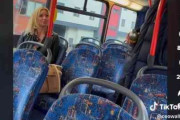 ほぼ空席のバスで隣に座ろうとする男、立ち向かった女性に称賛の声（英）