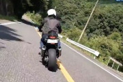 スピードバンプ？何かを踏みつけてカーブをオーバーランしたバイカー2人の動画が叩かれ中。