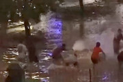 【動画】中国、豪雨冠水で学生たち水掛けごっこ ⇒ 学校側「汚水槽から糞便流出しました」