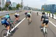 高速道路に忍び込んで集団走行をする自転車乗りたちの映像。