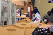 【動画】フードコートの陰キャ店員、陽にトレーでしばかれるもビビって手と足も出ずｗｗｗｗｗ
