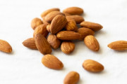 【何粒？】科学者 「1日に60g以上のアーモンドを食べるとDNAを保護し、酸化ダメージを軽減できる」