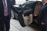 駐日英国大使「私の運転手が定年退職。最後の日に、彼がジャガーの後ろに座って、私が運転しました」