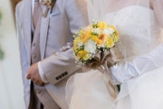 嫁が結婚式の相場は3-400万とか言ってるんだが　これ普通なん？　入籍前に式をあげるなら貯金も200万くらいあって当然とのこと