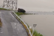 軽自動車「目の前の道路が水没してるけど、これくらいなら大丈夫でしょ！」→　結果ｗｗｗｗ