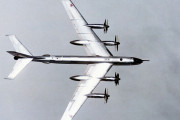 ロシア軍の戦略爆撃機「Tu-95 ベア」2機が日本海上空をパトロール飛行…Su級戦闘機が護衛！
