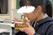 【悲報】ツイッター女子さん、とんでもない焼きそばの食べ方をしてしまうｗｗｗｗｗｗｗｗｗ