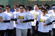 阪神1軍の沖縄先乗り自主トレ開始　「ARE」Tシャツで早速一丸ぶり発揮