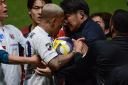◆悲報◆札幌のLOVE将岩政大樹監督、徳島FWバルセロスの足裏タックルに激昂！額突き合わせて「やんのかこら」状態になってしまう