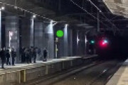 JR京都線・西大路駅の線路に侵入した人物、逃げられる　京都駅など大混乱、3万2500人に影響の地獄絵図・・