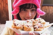 山下美月が配信中で訪れたたこ焼き店、後日美月推しがタコの被りもの着用で沢山来店している模様wwwwww【乃木坂46】