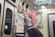 可愛い女性コスプレイヤー「終電で立ったまま寝るコスプレしました！」 → 鉄オタが凄いことに気付いて感激されるｗｗｗｗｗ