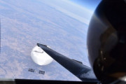 U-2高高度偵察機が捉えたスパイ気球の「間近」画像を公開…太陽光パネルのようなものを確認！
