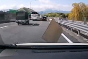 【事故】トヨタがもげるほどの衝撃。中央道でトラックからの落下物に衝突してしまうドラレコ。