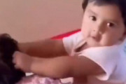 髪の毛を引っ張ってしまう双子の女の子…インドのママの解決方法