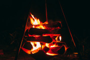 夜火を見ると炭火でも落ち着くよね