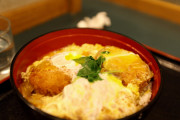 【画像】なぜうどん屋のカツ丼は安いのにあんなに旨いのか…