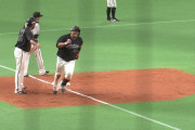 ロッテ・井上、実質ランニングホームランｗｗｗｗ ハムの送球が無人のセンターへｗｗｗｗ