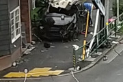 パトカーが追跡した車がガードパイプに衝突　乗っていた20代の男女2人死亡