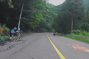 チャリンカスさん、目の前に広い路肩があるにもかかわらず、道路にはみ出してパンク修理をしてしまう…