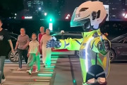 ロボコップ。中国ではついに人型ロボットが交通整理する時代に突入