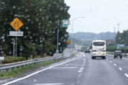 車線減少道路標示「この先この車線なくなるから左に寄ってね矢印出しとくね」まともな俺ら「なら早めに左に変更しないとな！」