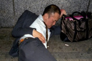 海外「日本の労働時間は週60時間以上！これが疲れて路上で倒れるサラリーマンの証拠写真だ！」→「酔い潰れているだけだろｗ」