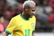 【ブラジル代表】日本と戦うネイマール、“泣き顔”…紫色の打撲痕を公開