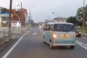 【滋賀】軽自動車の謎な動きに発狂してしまうお姉さんｗｗｗ