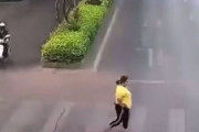【動画】女さん、横断歩道中にバイクが来たので立ち止まってしまう