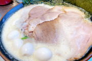 家系ラーメン俺「麺硬め、細め、あと普通。海苔、肉、うずら増し、ライスも追加で」
