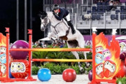 五輪委員会「馬術の障害を日本っぽくダルマにしたろｗ」→馬が怖がり減点続出