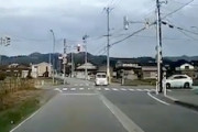 【富山】点滅信号の意味を理解していなかった軽トラに猛スピードの車が突っ込むドラレコ。
