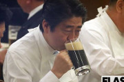 【画像】安倍晋三、ありえない量のコーヒーを飲む