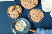 クッキーを牛乳に浸すと起きる ”おいしい化学反応” って？ 海外の反応