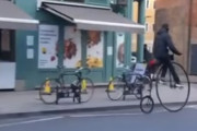 超巨大な前輪！「ペニー・ファージング」自転車でロンドンの街を走った結果…　