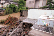 【悲報】風呂場だけ残して家が川に流される…　大分