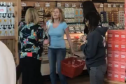 【動画】白人女性、店内でマスクを着けろと言われて発狂?