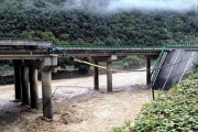 【中国】豪雨で高速道路の橋が崩落し１２人死亡、約３０人と連絡取れず