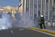 ギリシャ首都アテネで物価高騰に抗議するデモ隊が一部暴徒化…警察と激しく衝突！