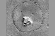 火星の表面に「クマ」にしか見えない地形を発見！