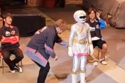 【痴漢】純烈リーダー酒井一圭さん、『ガオレンジャー』イベントで特撮ヒーロー女性のお尻触って炎上
